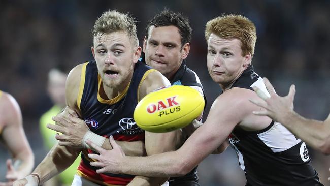 Hugh Greenwood under pressure from Steven Motlop and Willem Drew. Picture SARAH REED