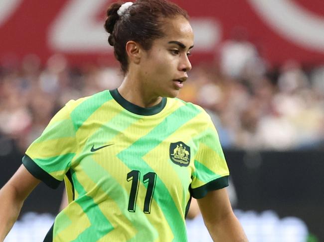 GLENDALE, ARIZONA - FEBRUARY 23: Mary Fowler #11 of Australia dribbles the ball against the United States during the first half of the 2025 SheBelieves Cup match at State Farm Stadium on February 23, 2025 in Glendale, Arizona. (Photo by Chris Coduto/Getty Images)