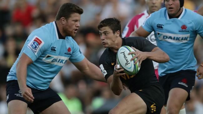 Waratahs prop Paddy Ryan about to tackle Jaguares halfback Bautista Delguy.