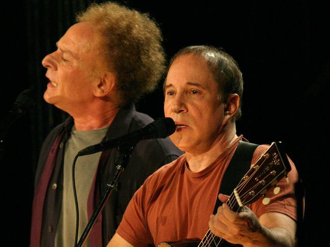 SEPTEMBER 9, 2003 : Paul Simon (R) & Art Garfunkel perform during 09/09/03 press conference in New York after announcing their "Old Friends" concert tour.Garfunkel/SingerSimon/Singer