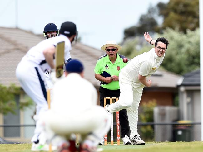 Brad Greenwood bowling for Barrabool.