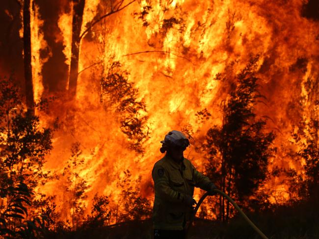 The blaze flared up on Tuesday afternoon and is advancing towards Colo Heights. Picture: Rohan Kelly