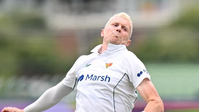 HOBART, AUSTRALIA - DECEMBER 01: Peter Siddle of the Tigers bowls during the Sheffield Shield match between Tasmania and South Australia at Blundstone Arena, on December 01, 2022, in Hobart, Australia. (Photo by Steve Bell/Getty Images)