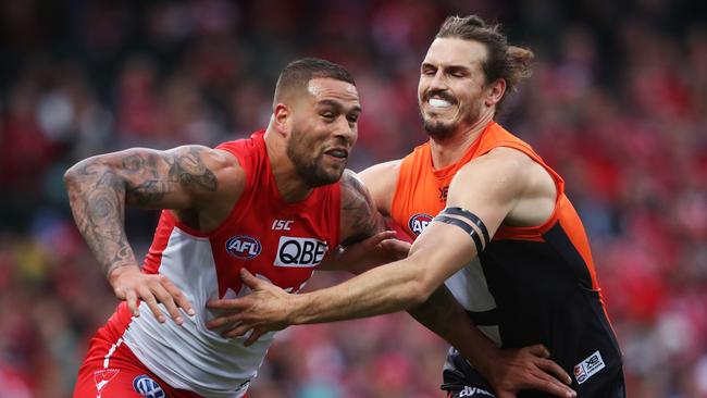 Lance Franklin and Phil Davis grapple during the AFL elimination final between the Sydney Swans and GWS Giants at the SCG. Picture: Phil Hillyard