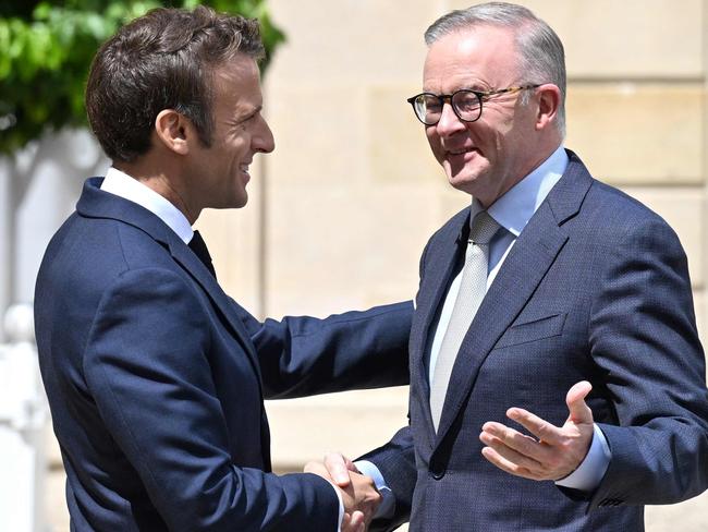 France's President Emmanuel Macron (L)shakes hands with Australia's Prime Minister Anthony Albanese (R) prior to a working lunch at the presidential Elysee Palace in Paris on July 1, 2022. (Photo by Emmanuel DUNAND / AFP)