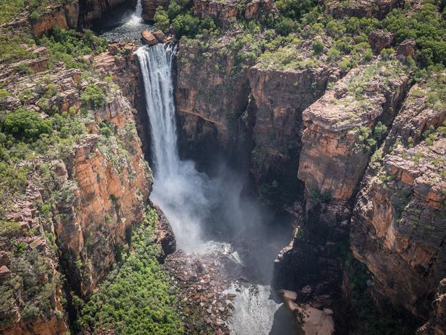 1. FLY LIKE AN EAGLE ABOVE WATERFALLS During the tropical summer, Kakadu sees torrents of water collect on the Escarpment and pour down the rock faces, creating awesome waterfalls, best viewed from the air. A fixed wing or helicopter aerial tour of Kakadu is an unforgettable experience, with the experienced pilots able to show you the many locations that starred in the Crocodile Dundee films, including a landing strip which featured in the sequel, where the ‘drug plane’ landed. Unfortunately, in real life, the airstrip proved too short for the plane to take off again.