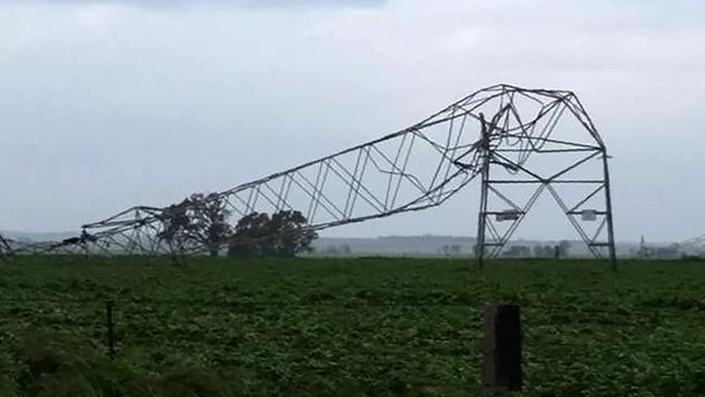 A photo taken on September 28 and obtained on September 29, 2016, shows transmission towers carrying power lines, toppled by high winds near Melrose in South Australia.  Australia on Thursday after "unprecedented" thunderstorms knocked out supply to the entire population. The blackout caused chaos and widespread damage was reported as authorities warned of more wild weather to come. / AFP PHOTO / DEBBIE PROSSER / DEBBIE PROSSER