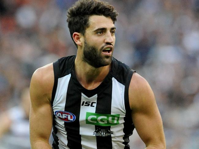 Alex Fasolo of the Magpies in action, during the Round 6 AFL match between the Geelong Cats and the Collingwood Magpies at the MCG in Melbourne, Sunday, April 30, 2017. (AAP Image/Joe Castro) NO ARCHIVING, EDITORIAL USE ONLY