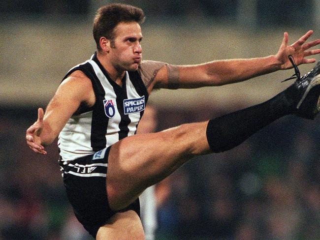 Footballer Saverio Rocca kicking a goal.  AFL football - Collingwood vs Western Bulldogs match at MCG.  a/ct  /Football/AFL