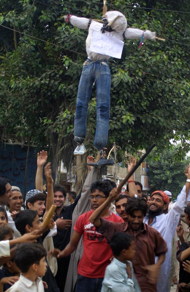 Pakistani cricket fans hold an effigy of Salman Butt.