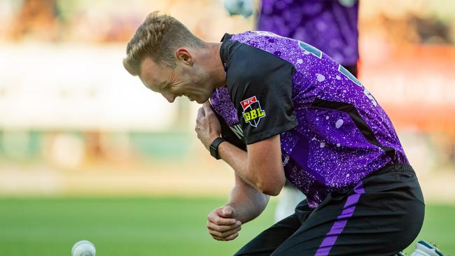 Billy Stanlake is injured while taking a catch (Photo by Linda Higginson/Getty Images)