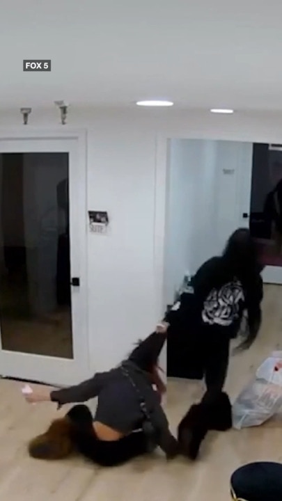 Hairstylist drags teen across the floor by the hair