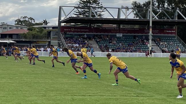 Warilla-Lake South Gorillas kicking off.