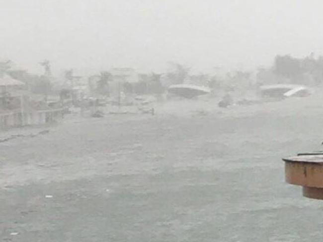 St Maarten is lashed by Hurricane Irma. Picture: bondtehond/Twitter