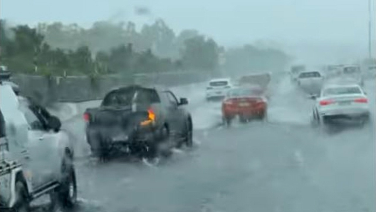 Aussie Towing vision of flooding on the M1 southbound to the Gold Coast – Take care M1 southbound at Loganholme