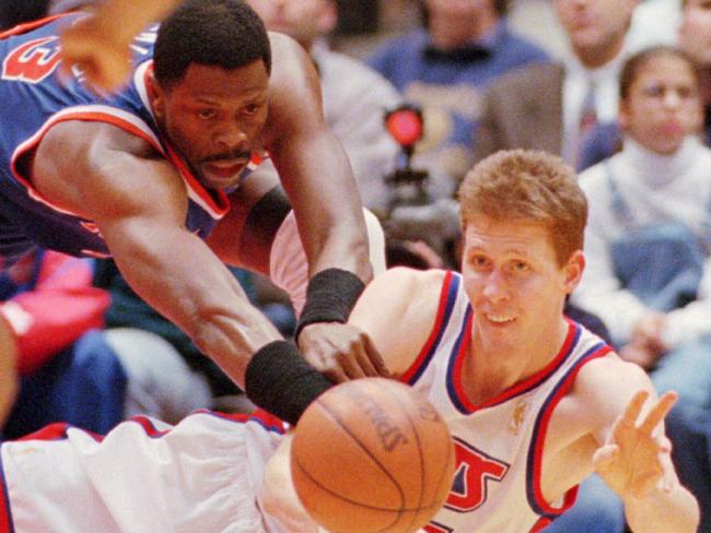 Shawn Bradley scrambles for the ball with New York Knicks centre Patrick Ewing. (AP Photo/Bill Kostroun)