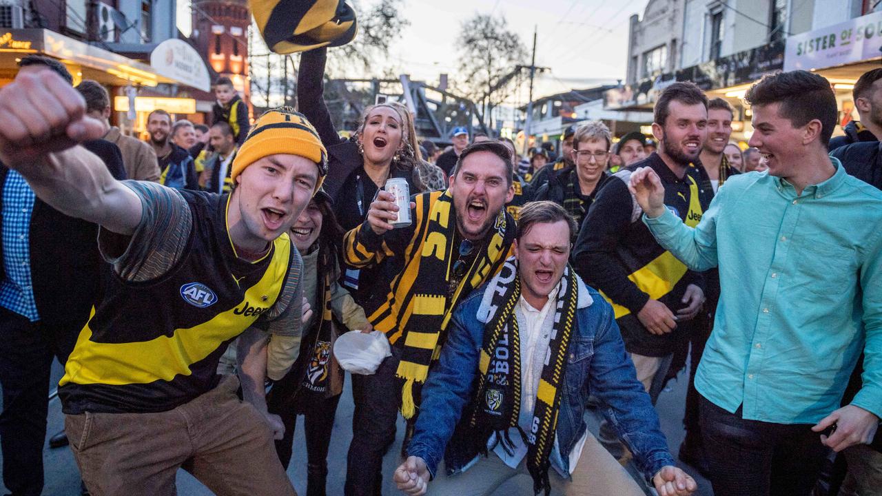 AFL Grand Final 2019: Swan St party as Tigers fans set off flares, burn ...