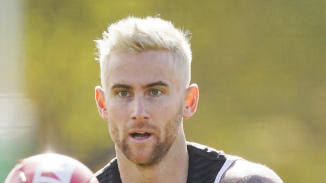 Jeremy Howe of the Magpies marks the ball during an AFL Magpies training session at Holden Centre in Melbourne, Friday, May 22, 2020. (AAP Image/Michael Dodge) NO ARCHIVING