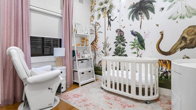 Baby Ever’s beautiful nursery has an jungle theme.