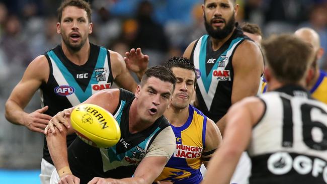 Tom Rockliff handballs in traffic. Picture: Paul Kane/Getty Images