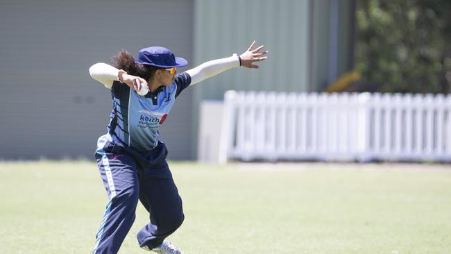 Amreen Kahlon fielding earlier in her career. (AAP Image/Renae Droop)