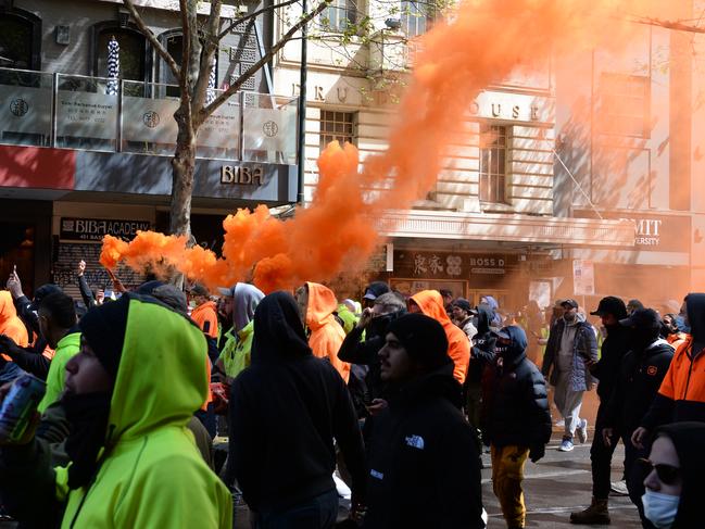 MELBOURNE, AUSTRALIA - NewsWire Photos SEPTEMBER 21, 2021: Protestors walk through central Melbourne after yesterday's violent protests outside the CFMEU against mandatory vaccinations for workers on building sites. Picture: NCA NewsWire / Andrew Henshaw