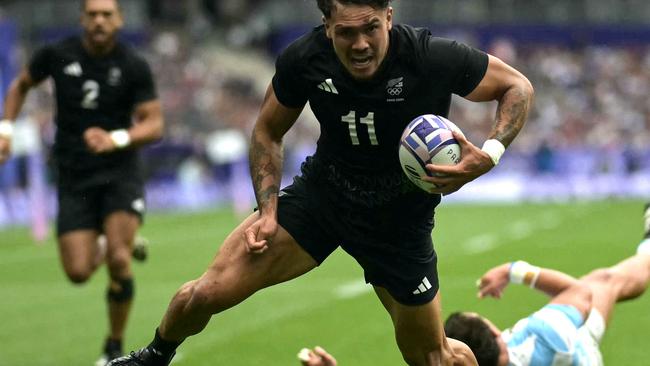 New Zealand's Moses Leo scores a try during the men's placing 5-8 rugby sevens match between New-Zealand and Argentina during the Paris 2024 Olympic Games at the Stade de France in Saint-Denis on July 27, 2024. (Photo by CARL DE SOUZA / AFP)