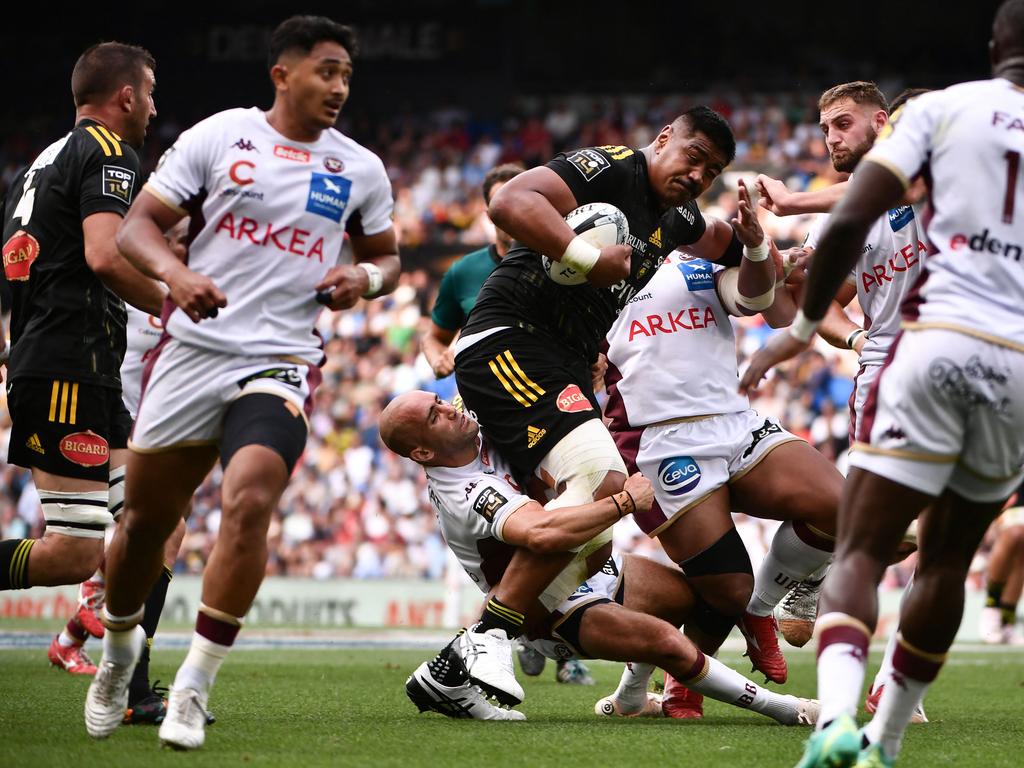 Will Skelton (centre) charges forward while playing for French club La Rochelle. Picture: Gaizka Iroz / AFP