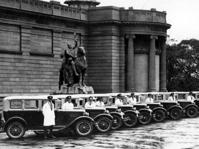 1929 : De Luxe taxi cab fleet of Erskines at Art Gallery of NSW in Sydney in 1929. Motor Vehicle / Erskine NSW / Industry Australia's First Century Historical