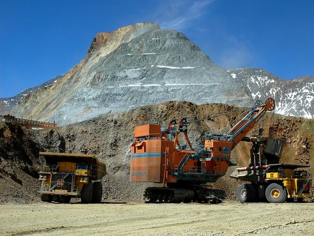 Heavy equipment is used to mine copper at the Anglo American PLC Los Bronces (Minera Sur Andes) copper mine in central Chile, October 10, 2006. Copper futures on the Shanghai Futures Exchange surged after an earthquake in Chile, the world's largest producer of the metal, knocked out power to a dozen mines and reduced output. Photographer: Alejandra Parra/Bloomberg News