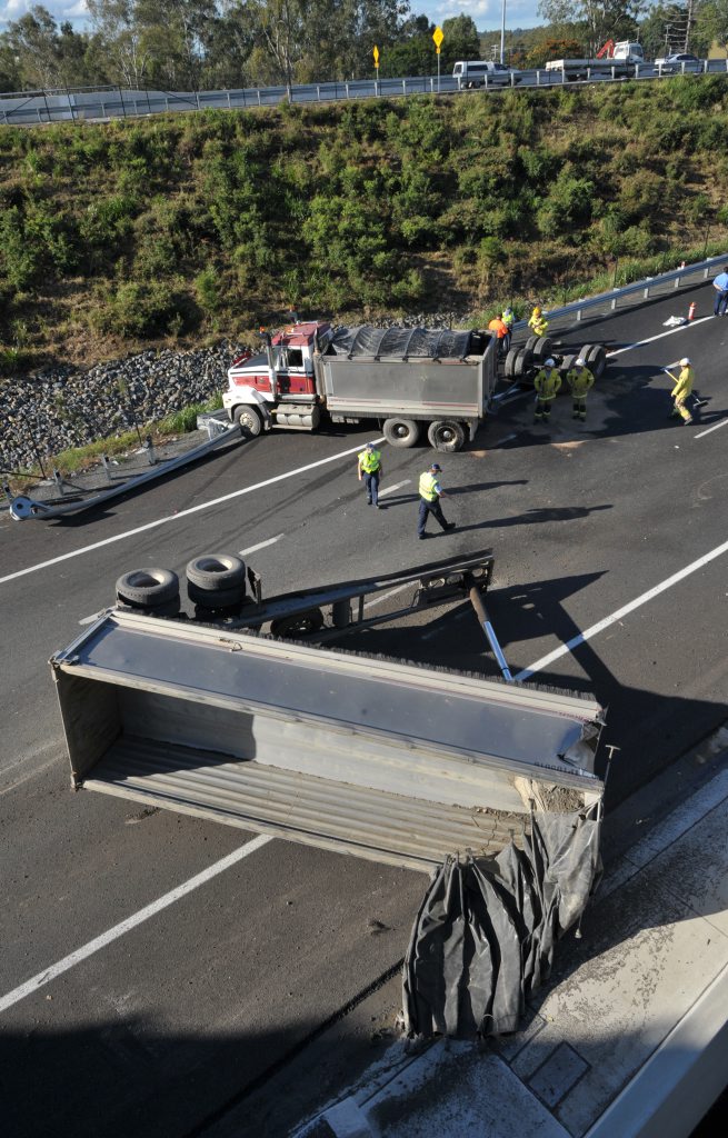 B-Double Crash Blocks Ipswich Motorway | The Courier Mail