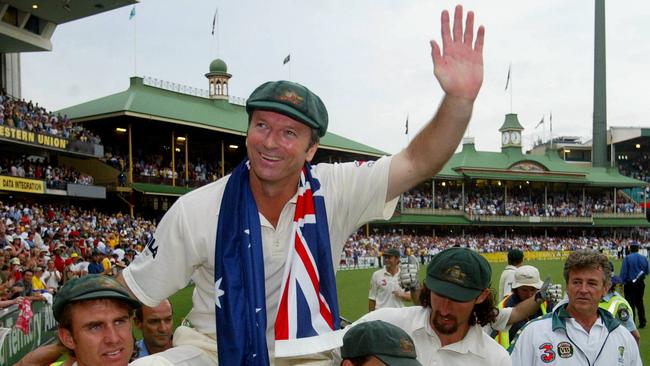 Steve Waugh given a lap of honour following his last test in Sydney