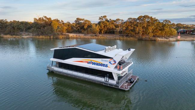 Elevate Luxury, an All Seasons houseboat that can sleep 12 guests.