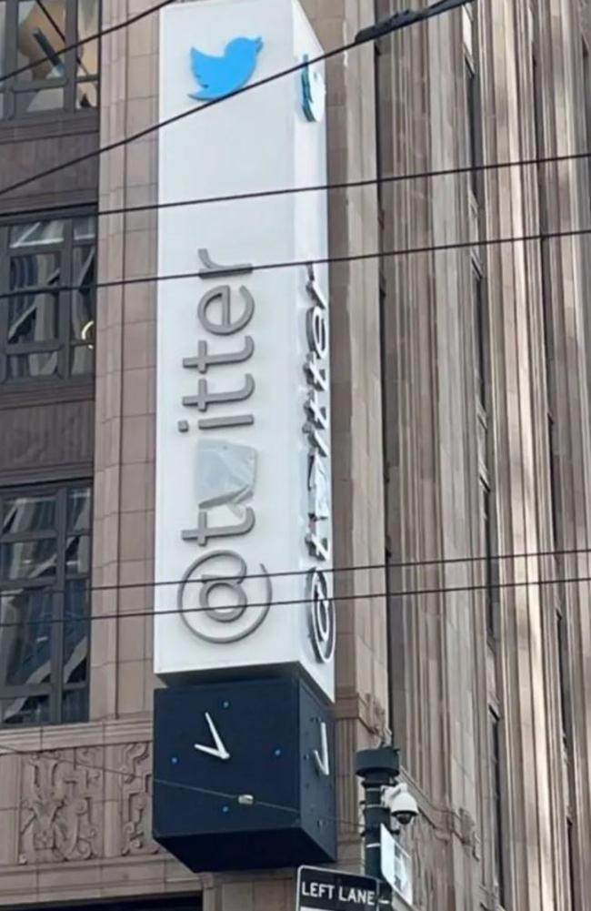 Elon Musk had the “w” in the Twitter sign hanging from the company’s San Francisco headquarters painted in white. Picture: Twitter/@williamlegate