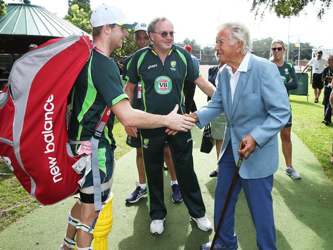 Hawke meets Steve Smith during Australian training  pic. Phil Hillyard