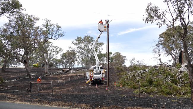 SA Power Networks tries to restore power near the Cudlee Creek fireground on Sunday. Picture: SAPN