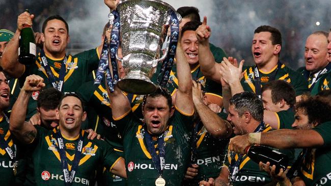 MANCHESTER, ENGLAND — NOVEMBER 30: Captain Cameron Smith (C) of Australia celebrates with the trophy and team mates after the Rugby League World Cup final between New Zealand and Australia at Old Trafford on November 30, 2013 in Manchester, England. (Photo by Paul Thomas/Getty Images)