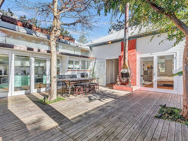 The 1840s cottage has two pavilions built around a courtyard.