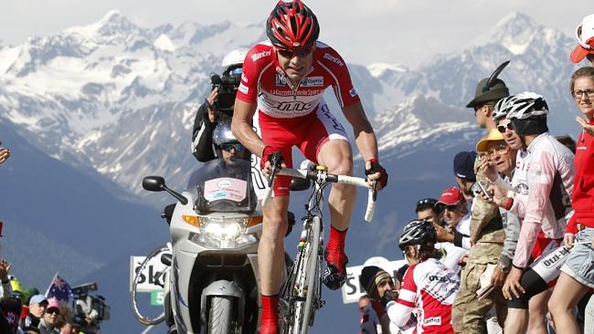 Cadel Evans struggles uphill during a time trial at the 2010 Giro d&#39;Italia.