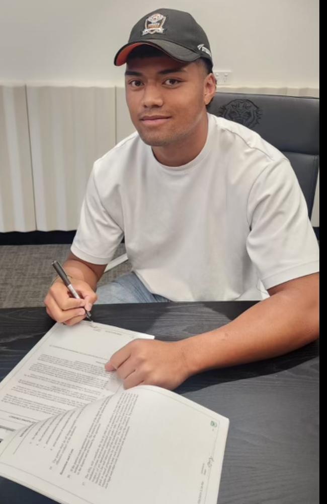 Heamasi Makasini signing his Wests Tigers deal.