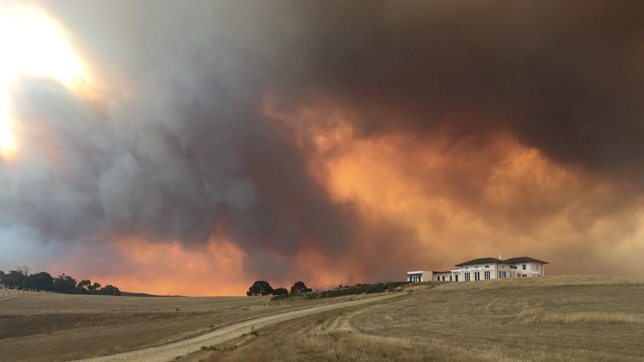 Gippsland fires: Dargo residents under threat as other fires range near ...