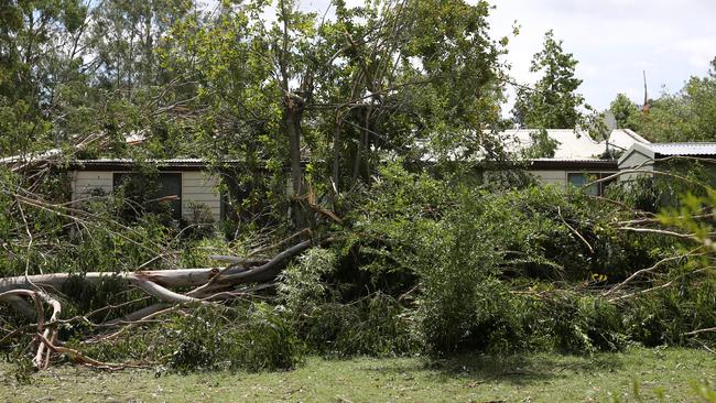 Queensland weather: Storms leave a dozen homeless, rip roofs from homes ...