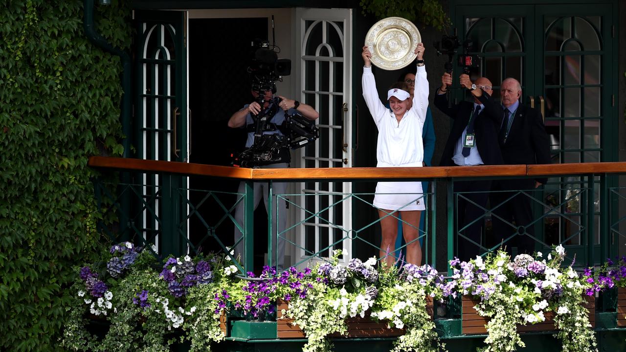 Češka Barbora Krejková zvedá na terase klubu ženskou trofej pro dvouhru.