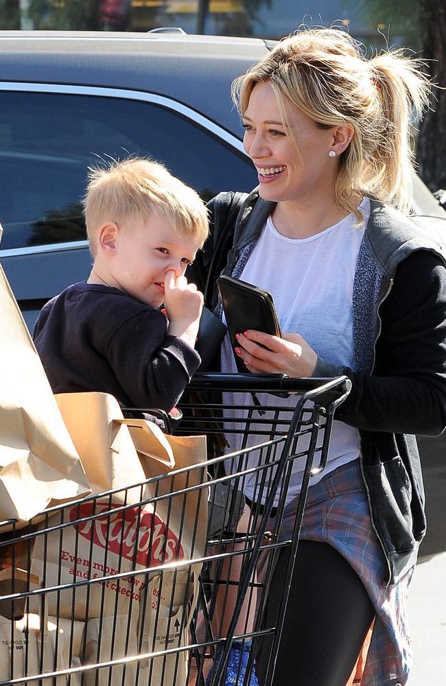 Giggles.. Hilary Duff stocks up on groceries with her son Luca. Picture: Snapper