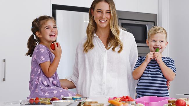 WEEKEND TELEGRAPH - 24.1.24*** EMBARGO ***** HOLD FOR 26/01/24 ** UNTIL MUST NOT PUBLISH  BEFORE CLEARING WITH PIC EDITOR  - Founder of Diet Free Dietitian, Bronwen Greenfield, pictured with Olivia Greenfield (left) and Lennox Allum (right) packing healthy lunches.   Picture: Sam Ruttyn