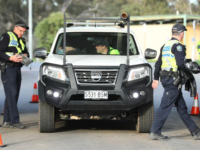 9.7.2020.Victoria - South Australia border closure.Police monitor traffic on the Dukes Hwy,Bordertown.  PIC Tait Schmaal.