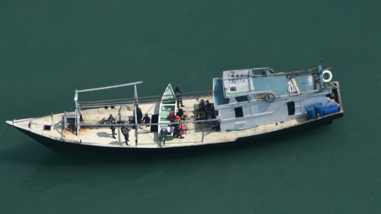 Navy thwarts efforts of suspected people smugglers