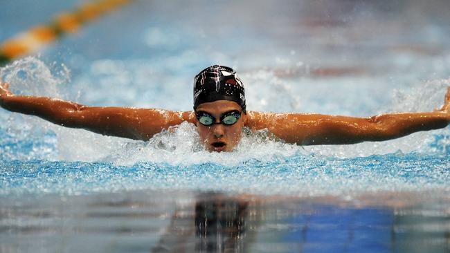 Stephanie Rice powers through the pool.