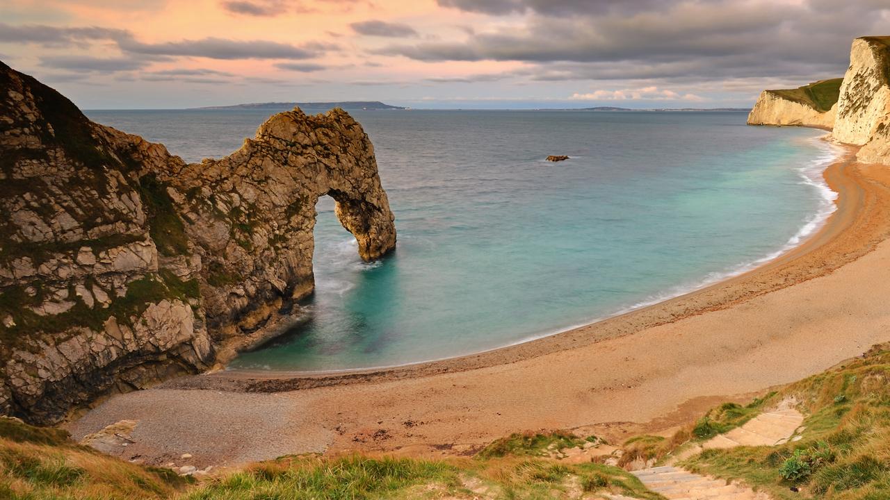 Durdle door death: Woman dies after falling from cliff at UK beach ...