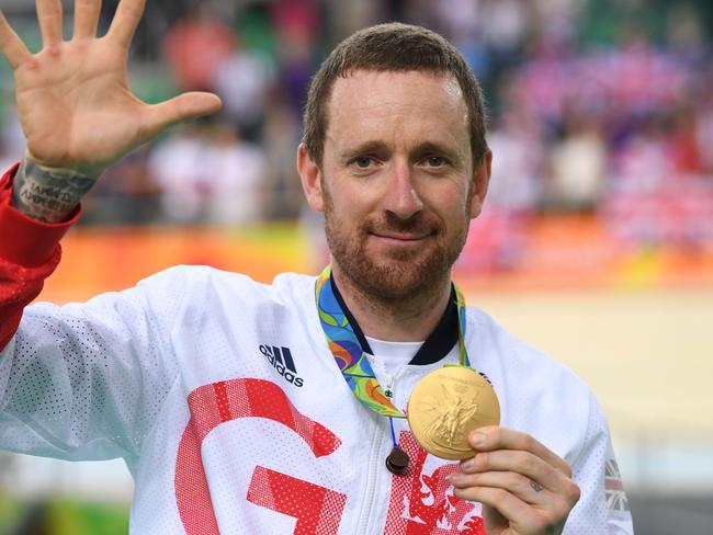 TOPSHOT - Gold medallists Britain's Bradley Wiggins poses on the podium after the men's Team Pursuit finals track cycling event at the Velodrome during the Rio 2016 Olympic Games in Rio de Janeiro on August 12, 2016. / AFP PHOTO / Eric FEFERBERG